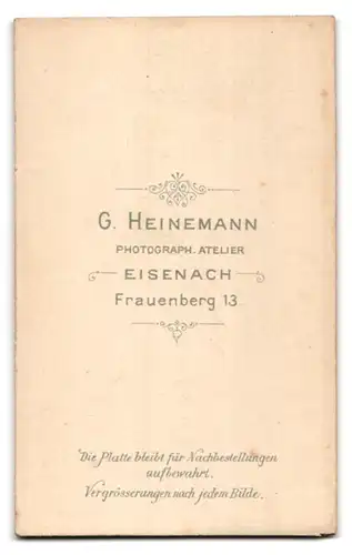 Fotografie G. Heinemann, Eisenach, Frauenberg 13, Junge Dame im Kleid mit Kragenbrosche