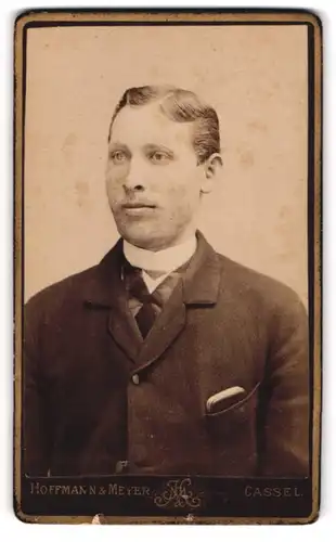 Fotografie Hoffmann & Meyer, Kassel, Junger Herr im Anzug mit Krawatte