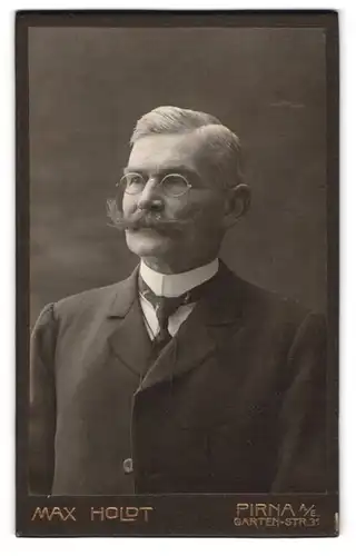 Fotografie Max Holdt, Pirna a. E., Gartenstr. 31, Älterer Herr mit Brille und Schnauzbart