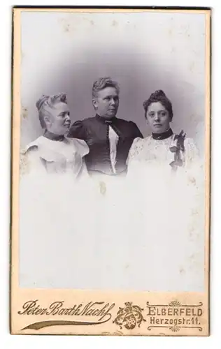 Fotografie Peter Barth Nachf., Elberfeld, Herzogstr. 11, Drei bürgerliche Damen in Kleidern