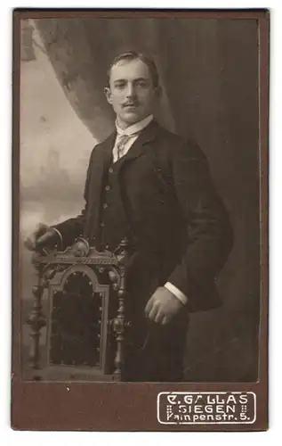 Fotografie C. Gallas, Siegen, Kampenstr. 5, Junger Herr im Anzug mit Krawatte