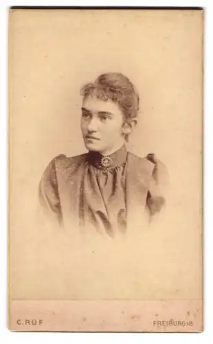 Fotografie C. Ruf, Freiburg i. B., Junge Dame mit Kragenbrosche