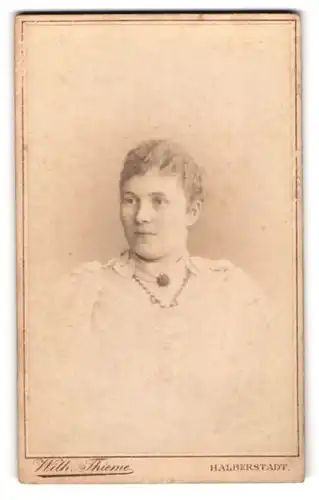 Fotografie Wilh. Thieme, Halberstadt, Junge Dame mit zurückgebundenem Haar