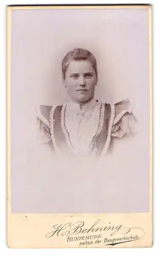 Fotografie H. Behning, Buxtehude, Junge Dame mit zurückgebundenem Haar