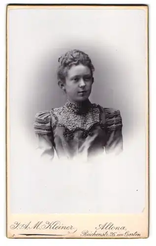 Fotografie J. A. M. Kleiner, Altona, Reichenstr. 26, Junge Dame im modischen Kleid