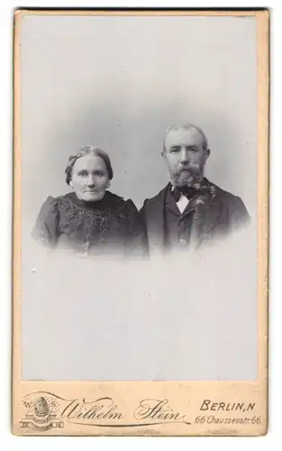 Fotografie Wilhelm Stein, Berlin, Chaussee-Str. 66, Älteres Paar in hübscher Kleidung