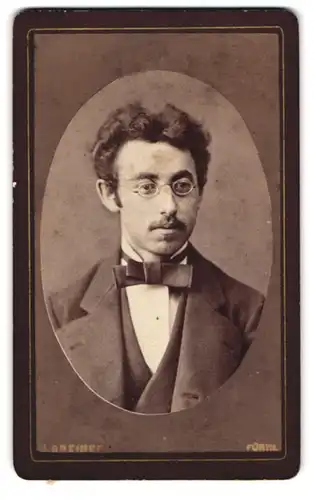 Fotografie J. Greiner, Fürth, Köngisstr. 107, Junger Herr mit Brille und Oberlippenbart