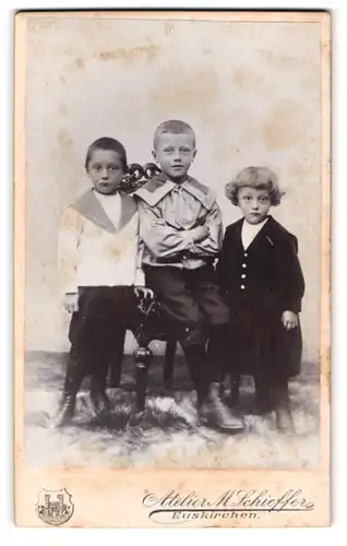 Fotografie M. Schieffer, Euskirchen, Drei Jungen in modischer Kleidung