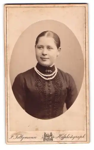 Fotografie F. Tellgmann, Hersfeld-Eschwege, Junge Dame mit Kragenbrosche und Halskette