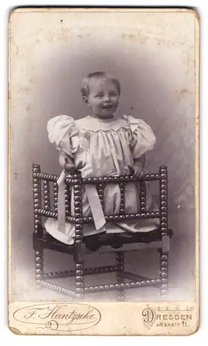 Fotografie F. Hantzsche, Dresden, Maxstr. 11, Kleines Kind im weissen Kleid