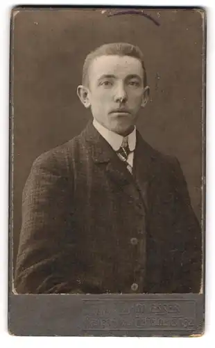 Fotografie Alb. Landmesser, Neuss a. Rh., Crefelderstr. 32, Junger Herr im Anzug mit Krawatte
