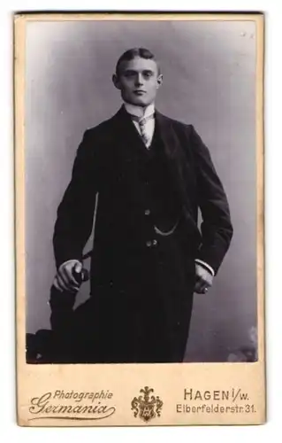 Fotografie Germania, Hagen i. W., Elberfelderstr. 31, Junger Herr im Anzug mit Krawatte