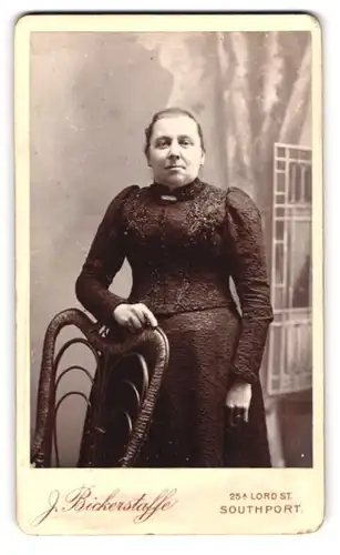 Fotografie J. Bickerstaffe, Southport, 25 A, Lord St., Bürgerliche Dame in zeitgenössischer Kleidung