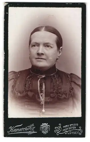 Fotografie Kenworthy, Oldham, Bürgerliche Dame mit zurückgebundenem Haar