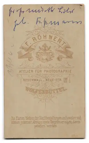 Fotografie F. Röhnert, Wolfenbüttel, Rosenwall, Neue-Str. 129 /40, Junge Dame im Kleid mit Kragenbrosche