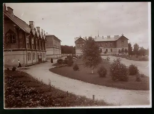 Fotografie M.L. Carstens, Hamburg, Ansicht Kajaani / Finnland, Gebäude-Ensemble im Ort