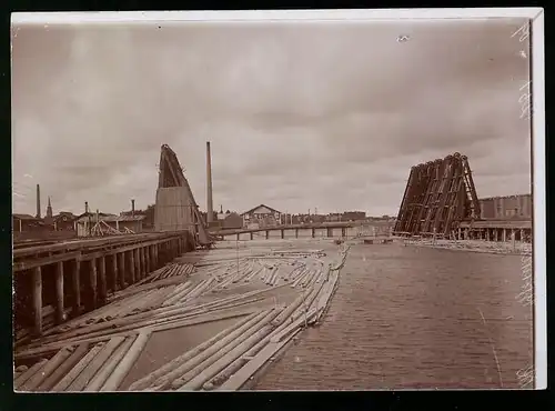 Fotografie Knackstädt & Nähter, Hamburg, Ansicht Björneburg / Finnland, Flösse aus Baumstämmen kommen im Ort an