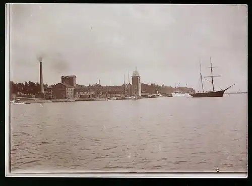 Fotografie M.L. Carstens, Hamburg, Ansicht Vaasa / Finnland, Segelschiff & Verladebahnhof im Hafen