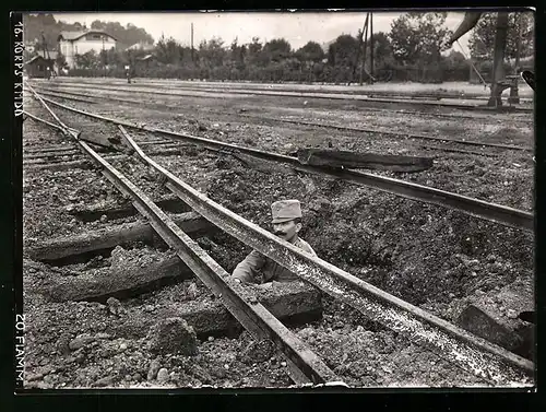 Fotografie Ansicht Görz / Gorizia, Soldat im Granatloch unter den Gleisen am Staatsbahnhof, 1.WK