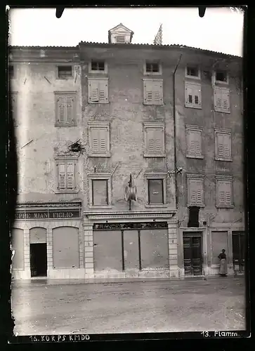 Fotografie Ansicht Görz / Gorizia, Einschusslöcher in Fassade am Grossen Platz, Laden von Francesco Braunizer, 1.WK