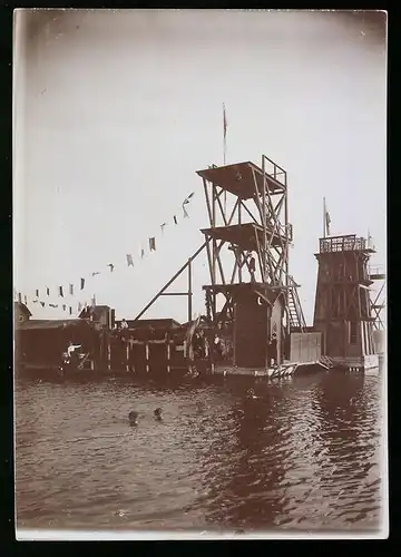 Fotografie M.L. Carstens, Hamburg, Ansicht Vaasa / Finnland, Schwimmanstalt mit Sprungturm für das Schwimmfest