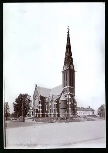 Fotografie M.L. Carstens, Hamburg, Ansicht Kotka / Finnland, Strasse vor der Kirche