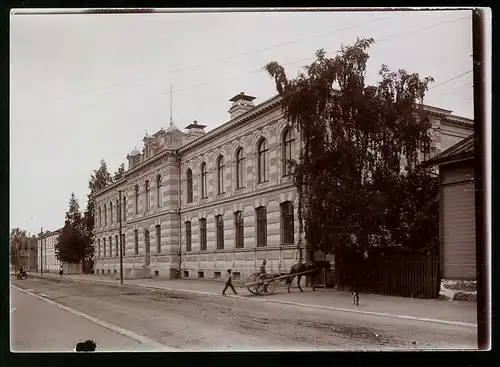 Fotografie M.L. Carstens, Hamburg, Ansicht Vaasa / Finnland, Strasse an der Volksschule