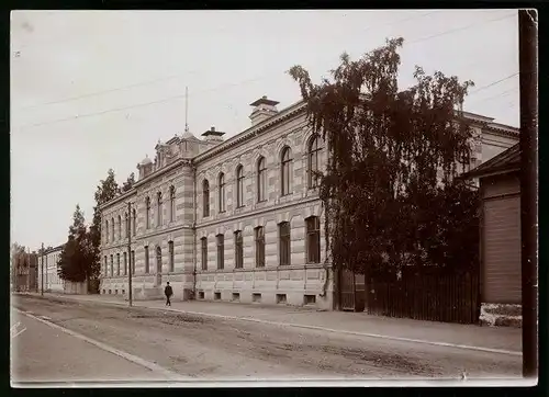 Fotografie M.L. Carstens, Hamburg, Ansicht Vaasa / Finnland, Strasse an der Volksschule