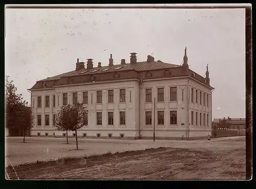 Fotografie Knackstädt & Nähter, Hamburg, Ansicht Björneburg / Finnland, Gebäude-Rückseite, Seiteneingang mit Wachposten