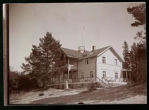 Fotografie M.L. Carstens, Hamburg, Ansicht Gamlakarleby - Kokkola / Finnland, Villa im Ort