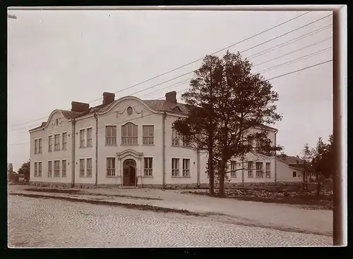 Fotografie M.L. Carstens, Hamburg, Ansicht Vaasa / Finnland, Strassenansicht mit Eckhaus