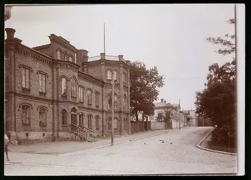 Fotografie M.L. Carstens, Hamburg, Ansicht Vaasa / Finnland, Gebäude mit Ziegelstein-Fassade, Strassenansicht