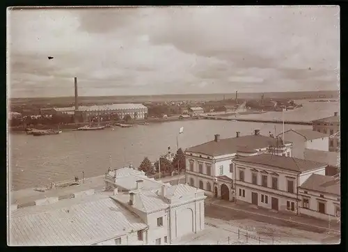 Fotografie Knackstädt & Nähter, Hamburg, Ansicht Björneburg / Finnland, Stadtansicht mit Hafen und Fabrik