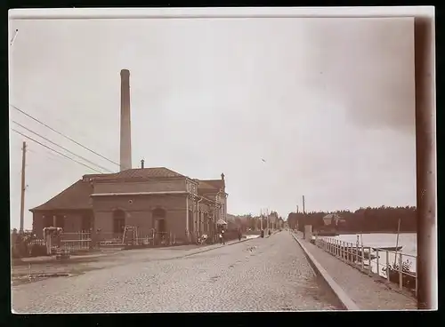 Fotografie M.L. Carstens, Hamburg, Ansicht Vaasa / Finnland, Hafenstrasse mit Fabrikgebäude