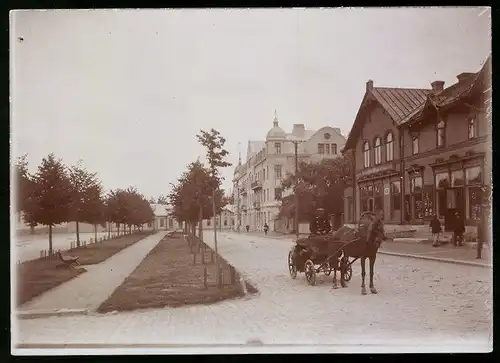 Fotografie M.L. Carstens, Hamburg, Ansicht Vaasa / Finnland, Geschäftshaus mit Haushaltswarenladen