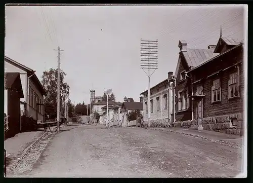 Fotografie Knackstädt & Nähter, Hamburg, Ansicht St. Michel - Mikkeli / Finnland, Strasse mit Wohn - & Geschäftshäusern