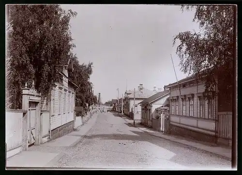 Fotografie M.L. Carstens, Hamburg, Ansicht Kotka / Finnland, Strassenansicht mit Wohn - und Geschäftshäusern