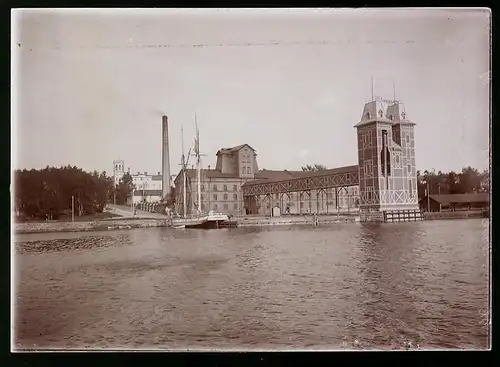 Fotografie unbekannter Fotograf, Ansicht Vaasa / Finnland, Verladebahnhof im Hafen