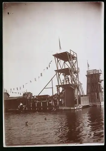 Fotografie M.L. Carstens, Hamburg, Ansicht Vaasa / Finnland, Schwimmanstalt mit Sprungturm