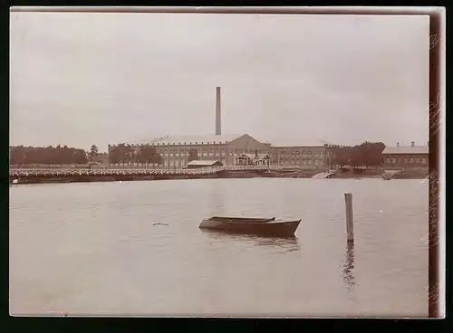 Fotografie Knackstädt & Nähter, Hamburg, Ansicht Björneburg / Finnland, Fabrikgebäude am Hafen