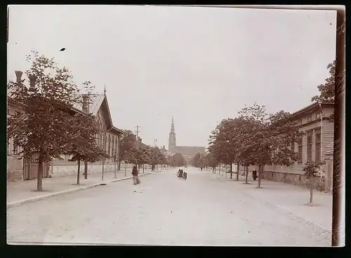 Fotografie Knackstädt & Nähter, Hamburg, Ansicht Björneburg / Finnland, Strassenansicht mit Blick zur Kirche