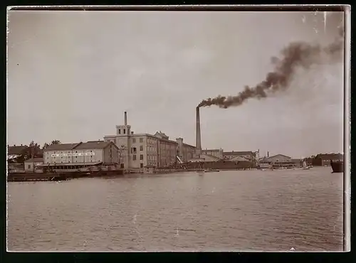 Fotografie M.L. Carstens, Hamburg, Ansicht Vaasa / Finnland, Wasa Bomulls Manufaktur, Fabrikanlage