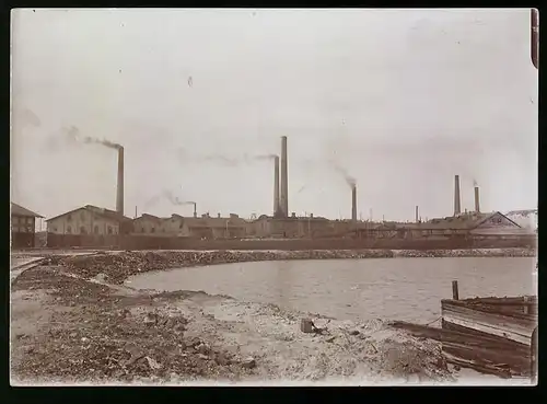 Fotografie Knackstädt & Nähter, Hamburg, Ansicht Dalsbruk / Finnland, Fabriken & Uferpartie