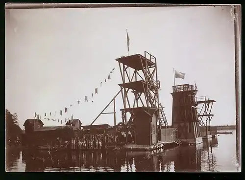 Fotografie M.L. Carstens, Hamburg, Ansicht Vaasa / Finnland, Schwimmanstalt mit Sprungturm