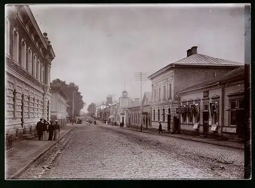 Fotografie unbekannter Fotograf, Ansicht St. Michel - Mikkeli / Finnland, Strassenansicht mit Papierwarenladen