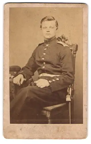 Fotografie Th. Japp, Neumünster, junger Soldat in Uniform mit Säbel und Portepee