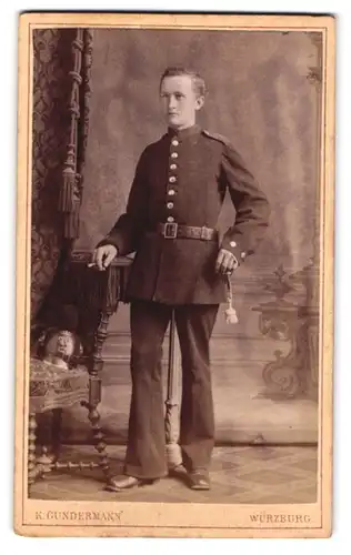 Fotografie K. Gundermann, Würzburg, Portrait junger Soldat in Uniform Rgt. 2 mit Raupenhelm auf dem Stuhl