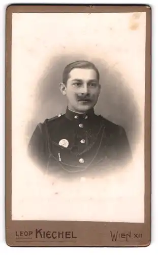 Fotografie Leopold Kiechel, Wien, K.u.K. Soldat in Uniform mit Orden und Schützenschnur