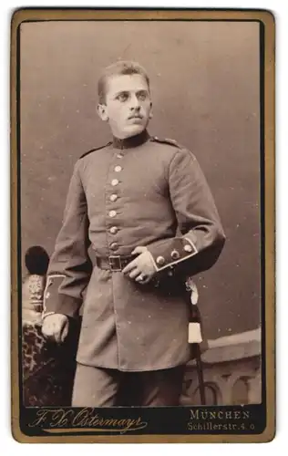 Fotografie F. X. Ostermayr, München, bayrischer Soldat in Uniform nebst Raupenhelm, Säbel mit Portepee