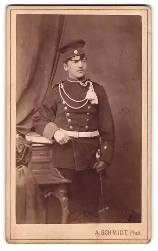 Fotografie A. Schmidt, Pforzheim, Portrait Ulan in Uniform 2. Ulanen Regiment, Schützenschnur und Säbel